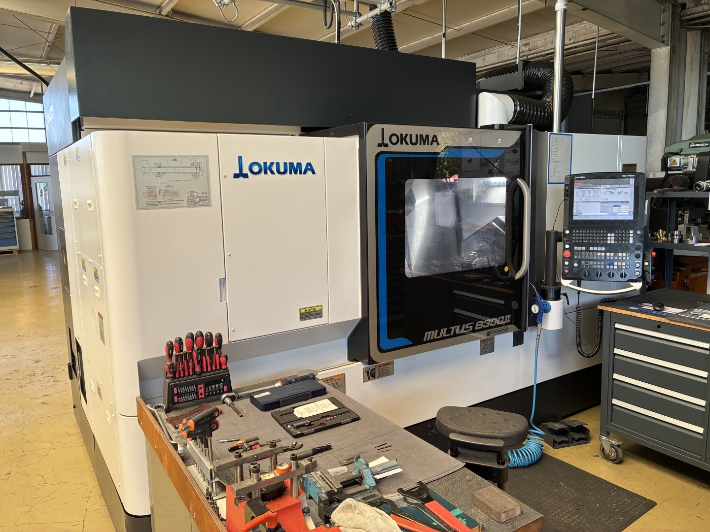 Centru de strunjire și frezare CNC OKUMA MULTUS B300II-W BA2400, second-hand